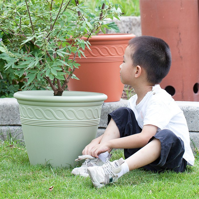 planters with spiral motifs07